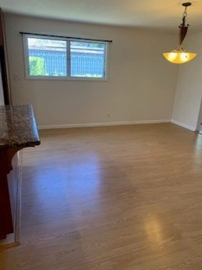 Building Photo - Desirable Koko Head Terrace Home - Availab...