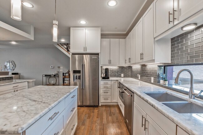 Building Photo - Stylish 2BR/2.5BA Townhome in Prime East Dallas – Attached Garage, Unbeatable Location