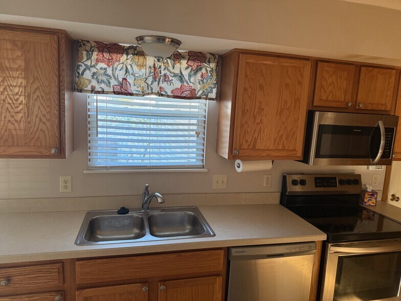 Kitchen - 6186 New Albany Rd W