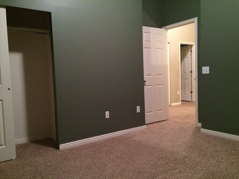 Building Photo - 825 Jordan Oaks Ct