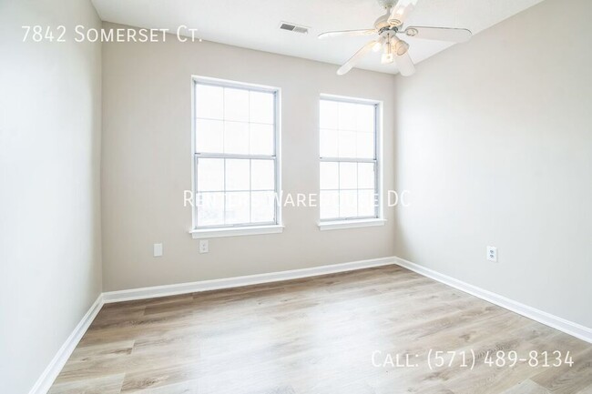 Building Photo - Updated 3BR/3.5BA End-Unit Townhome in Gre...