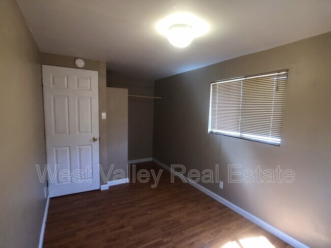 Building Photo - 441 Hazelton St