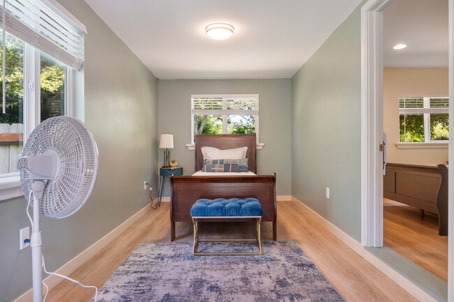Building Photo - Westport