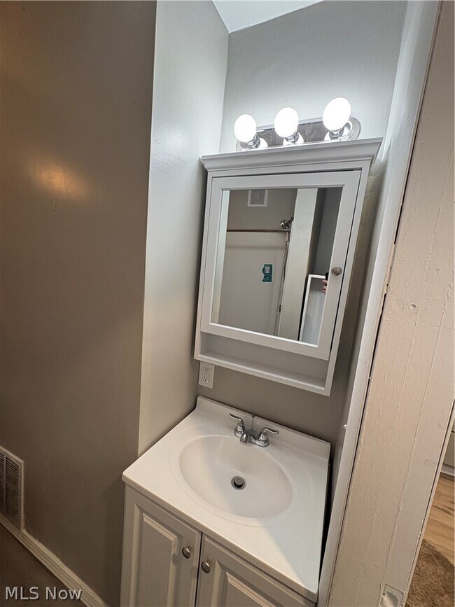 Building Photo - 1924 E 123rd St