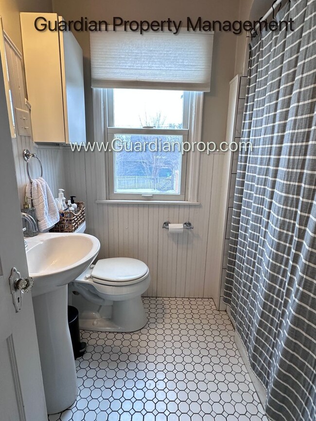 Building Photo - South Minneapolis Single Family Home, Garage, Fenced In Yard, Excellent Condition