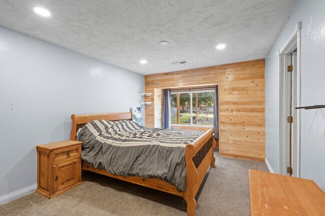 Building Photo - 3 Bed 2.5 Bath Fully Furnished single level rancher with fenced yard & plenty of space