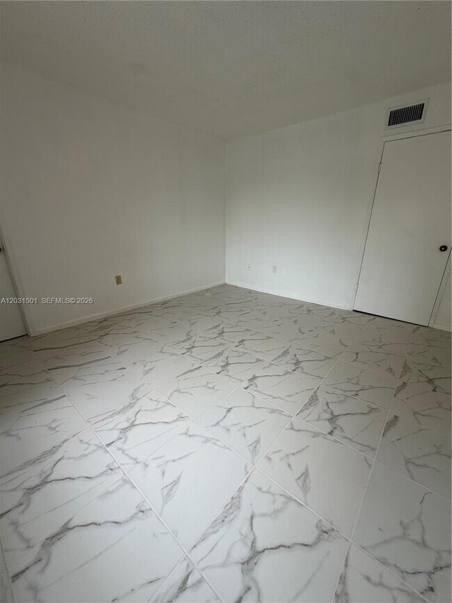 Building Photo - 13701 Kendale Lakes Cir