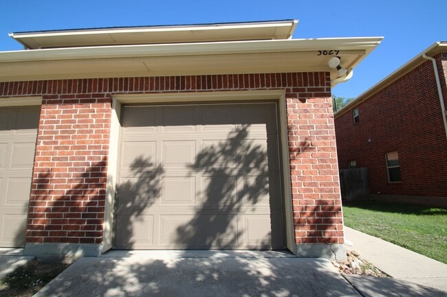 Building Photo - ~INVITING 3/2.5 Townhome Includes Granite in Kitchen & All Kitchen Appliances***Landscaping Inclu...