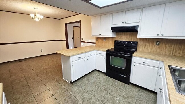 Building Photo - 211 Redbud St