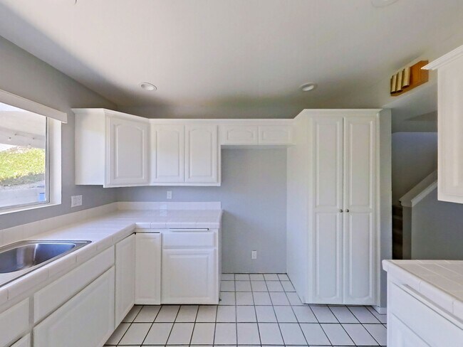 Building Photo - 617 E Avenida San Juan