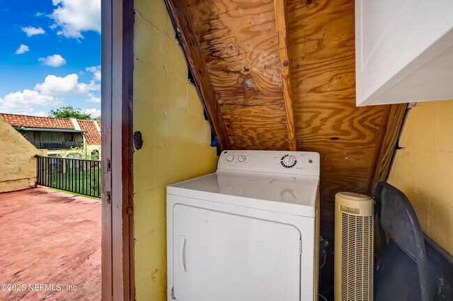 Building Photo - 6561 Mission Ct