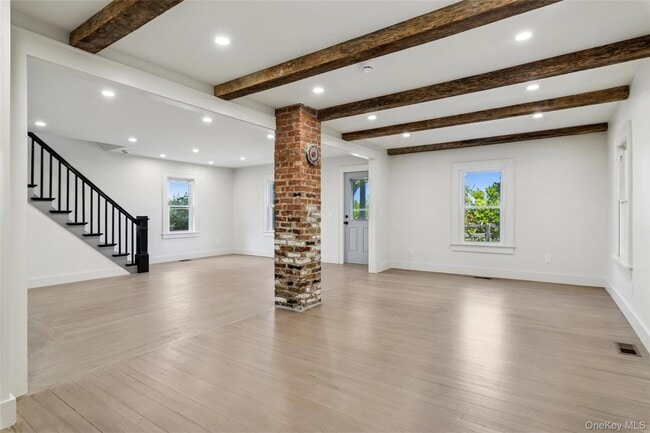 Building Photo - 335 Herricks Ln