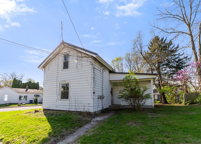 Building Photo - New Listing! 2 bed 1 bath