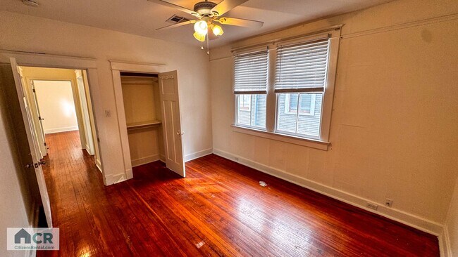 Building Photo - 5bd/2ba Near Campus and Broadway!