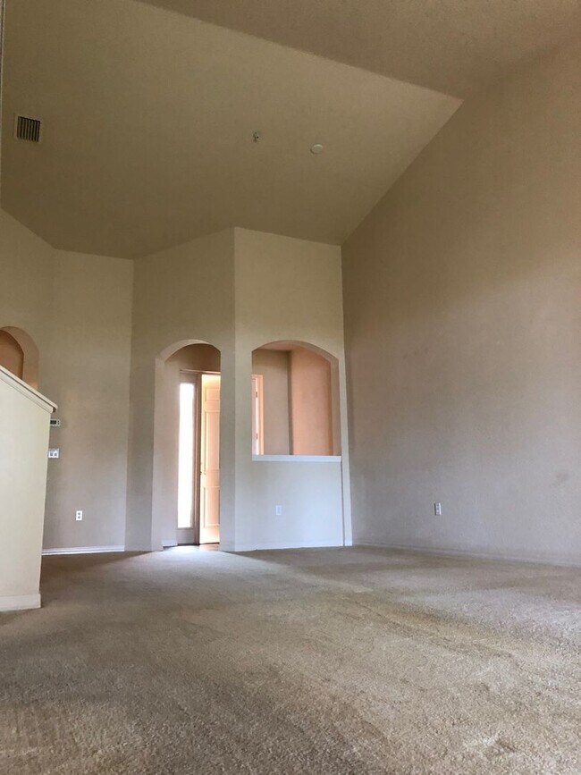 Building Photo - COMING SOON- Beautiful 3 room /2.5 bath Gated Community W/ Pool Close to the Skyway