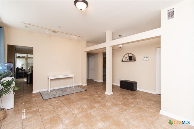 Building Photo - 421 Shadow Point