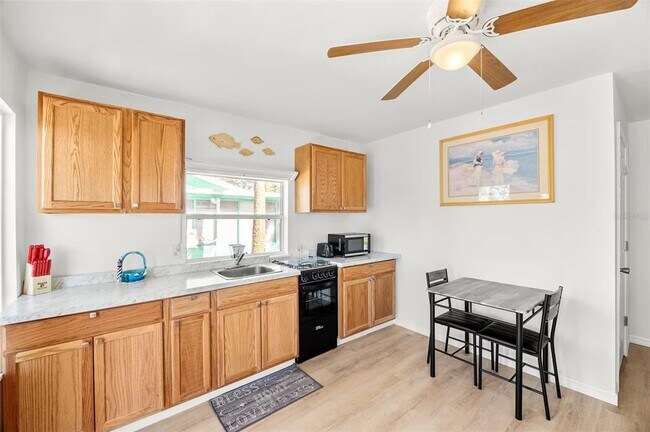 Building Photo - 8825 Oak St