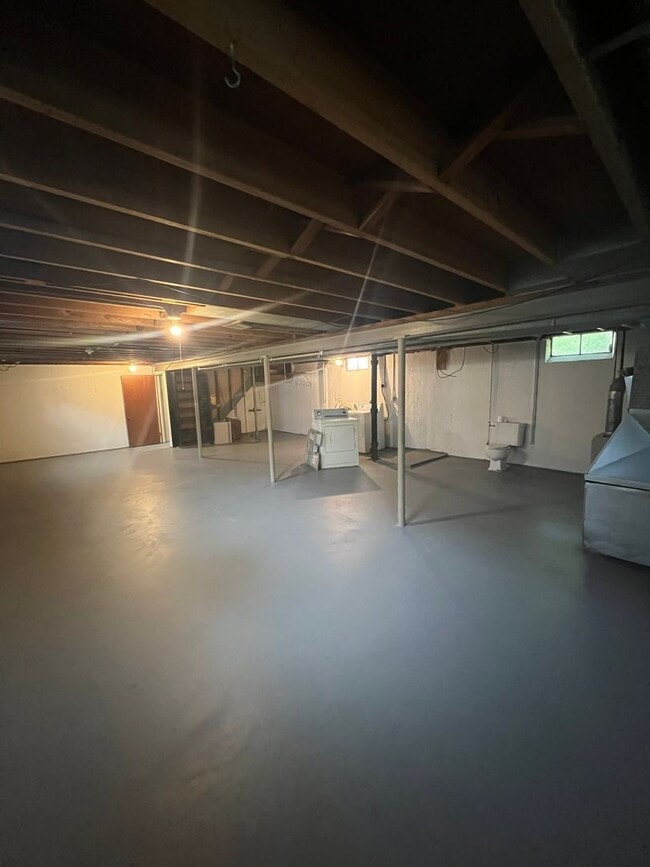 Building Photo - Updated, 2 Bedroom Ranch with Full Basement