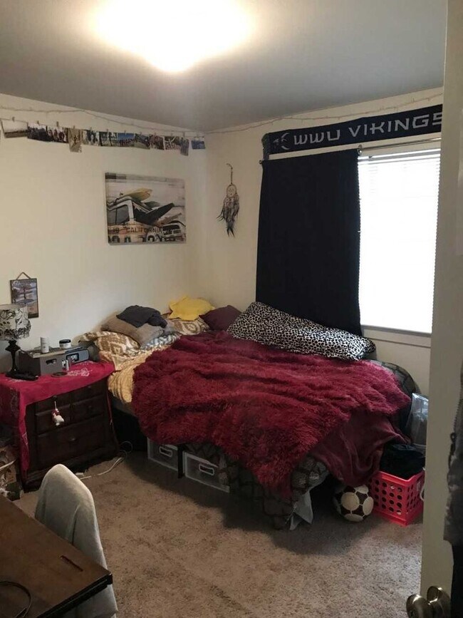 Building Photo - 3-Bedroom Duplex Just Blocks from WWU