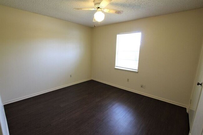 Building Photo - 2 Bedroom 1 Bath Duplex in West Tyler! Tour Today!