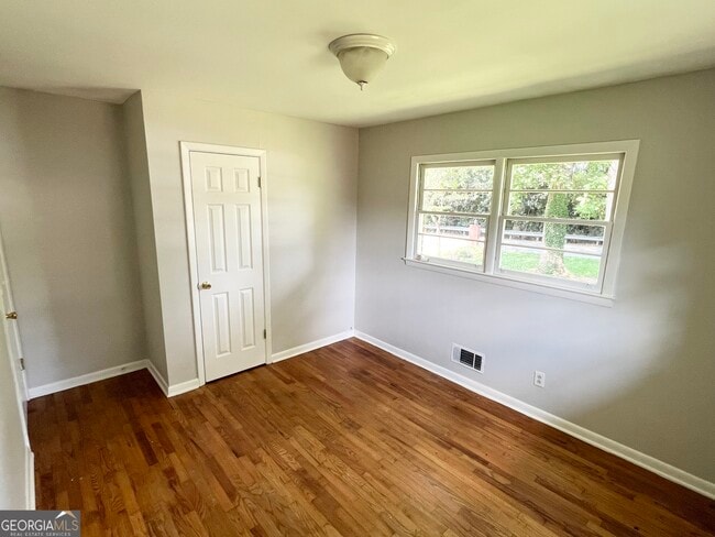 Building Photo - 133 Pineview Dr