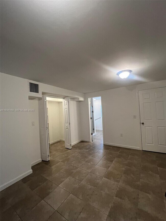 Building Photo - 9030 SW 40th Terrace