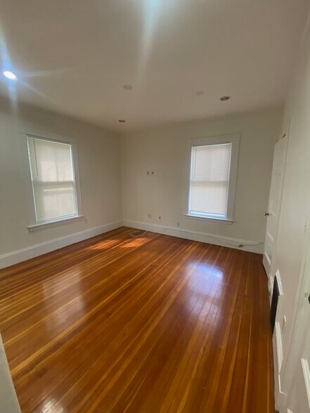 Building Photo - 21 Bentley St