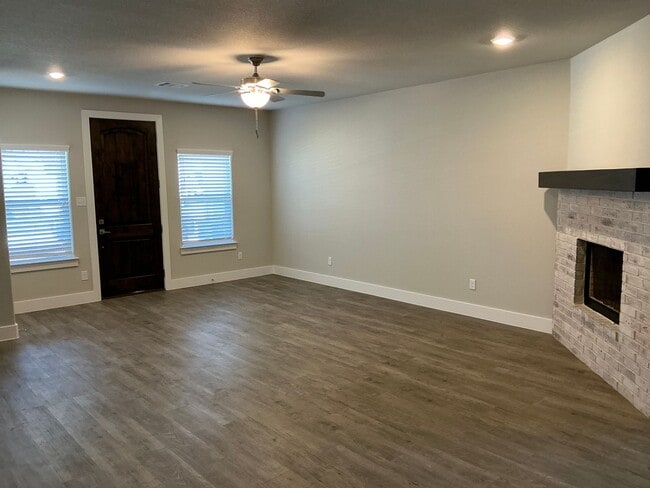 Building Photo - 4/2/2 GODLEY ISD - Two Story Home - Fireplace