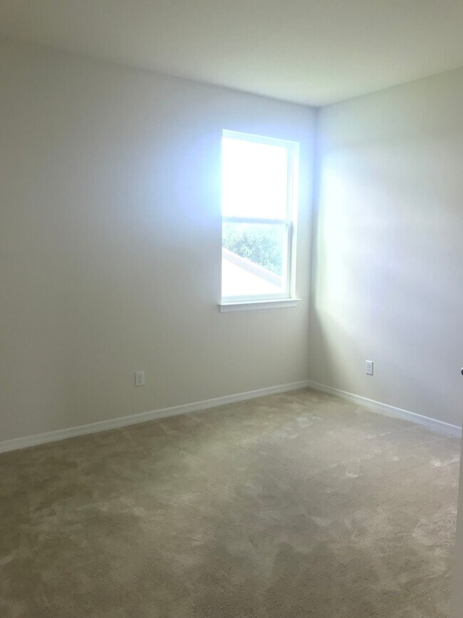 Building Photo - 5 Bedroom 4 Bathroom Family Home at Windst...
