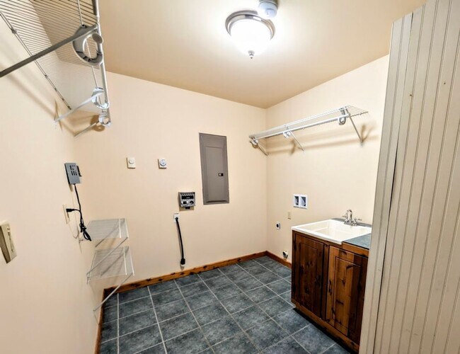 Building Photo - Cozy Northwest Living in Lake Minterwood – Spacious Home with Garage