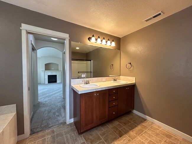 Building Photo - Spacious 4 Bed, 2.5 Bath Home!