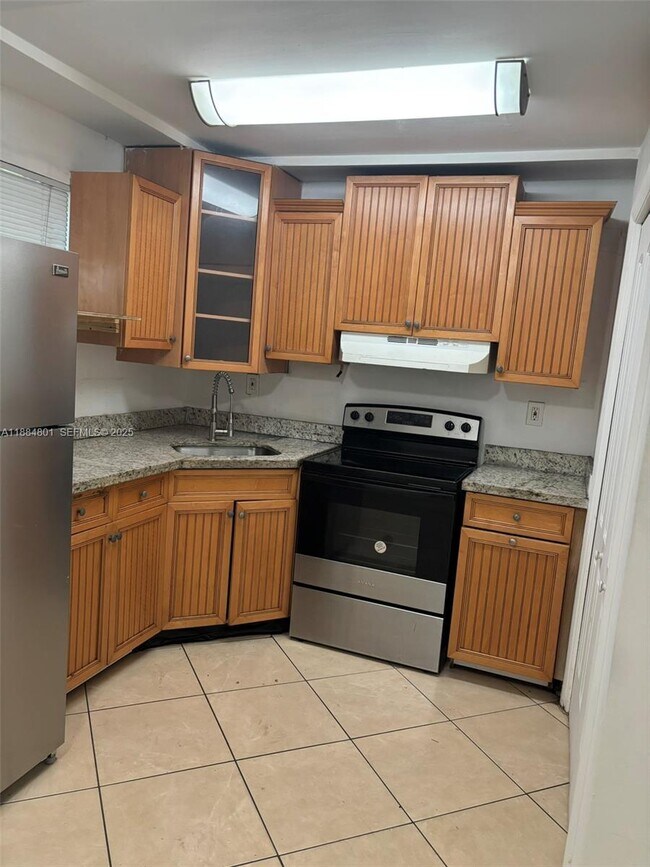 Building Photo - 2415 Lincoln St