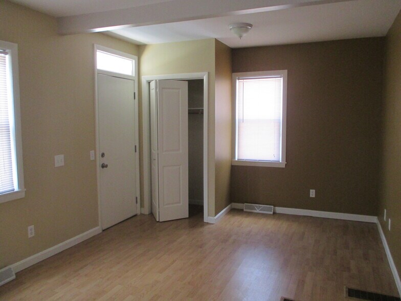 Building Photo - 141 Bath St