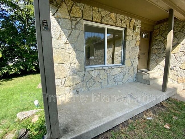 Building Photo - 6879 Oak Lake Dr