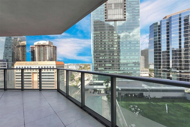 Building Photo - 1300 Brickell Bay Dr