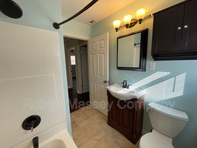 Building Photo - 2383 Clarendon Ave