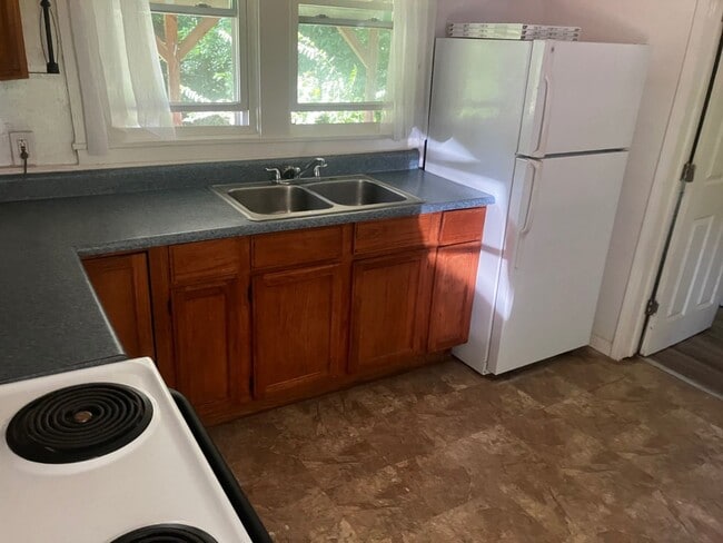 Building Photo - Quiet 1 Bedroom Country Cottage in Rural S...