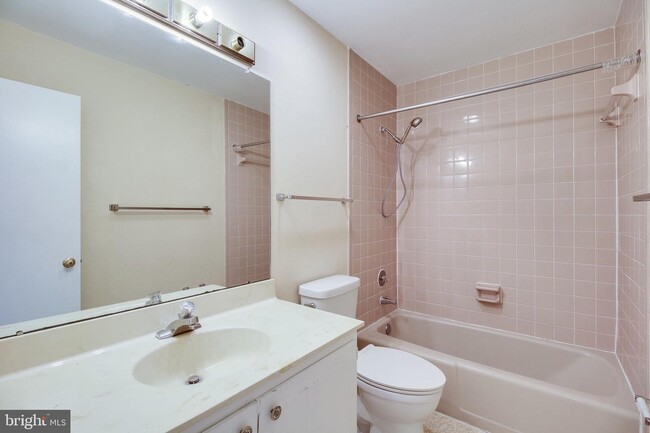Building Photo - 5122 Cliffhaven Dr