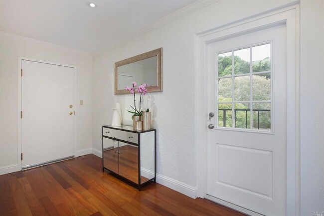 Building Photo - Updated and Bright 2 Bedroom Condo with Wr...