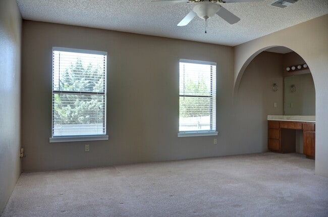 Building Photo - 3 Bedroom, 2 Bath Home in Diamond Valley!