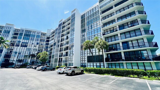 Building Photo - 800 Parkview Dr