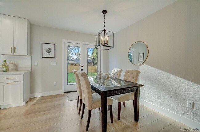 Building Photo - 5 Bedroom 3 Bathroom in Denver's Southmoor...