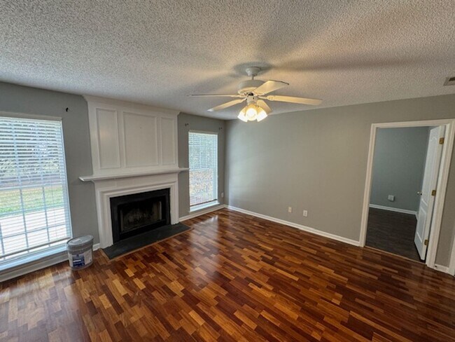 Building Photo - Pre-lease now for August!