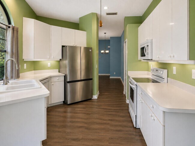 Building Photo - 546 SW New Castle Cove