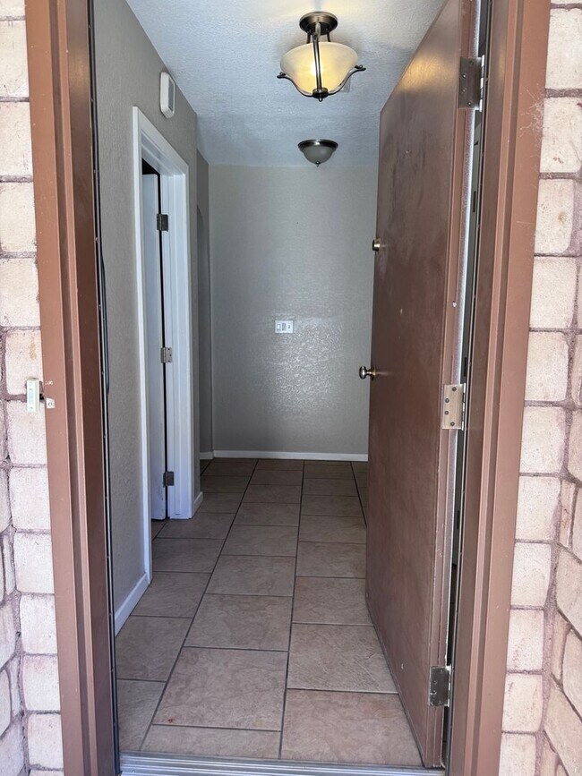 Building Photo - 857 Robinson Ln