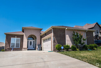 Building Photo - Pet Friendly Three Bedroom!