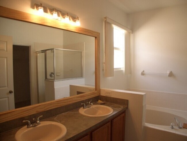 Building Photo - 244 Cotswold Cir