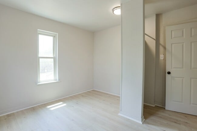 Building Photo - 221 Porter Dr