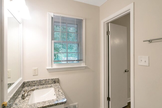 Building Photo - 58 Fair Oaks Dr SE