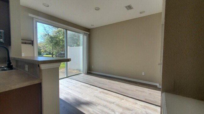 Building Photo - 3885 Buckthorne Dr